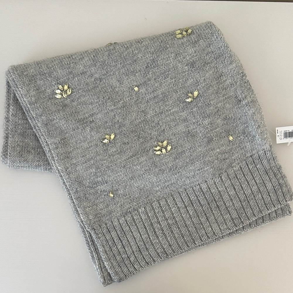 Banana Republic gray scarf made of Italian yarn.